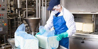 После того как температура достигнет +50-55 градусов, в&nbsp;смесь добавляют растопленное сливочное масло. Один брикет весит 20 килограммов