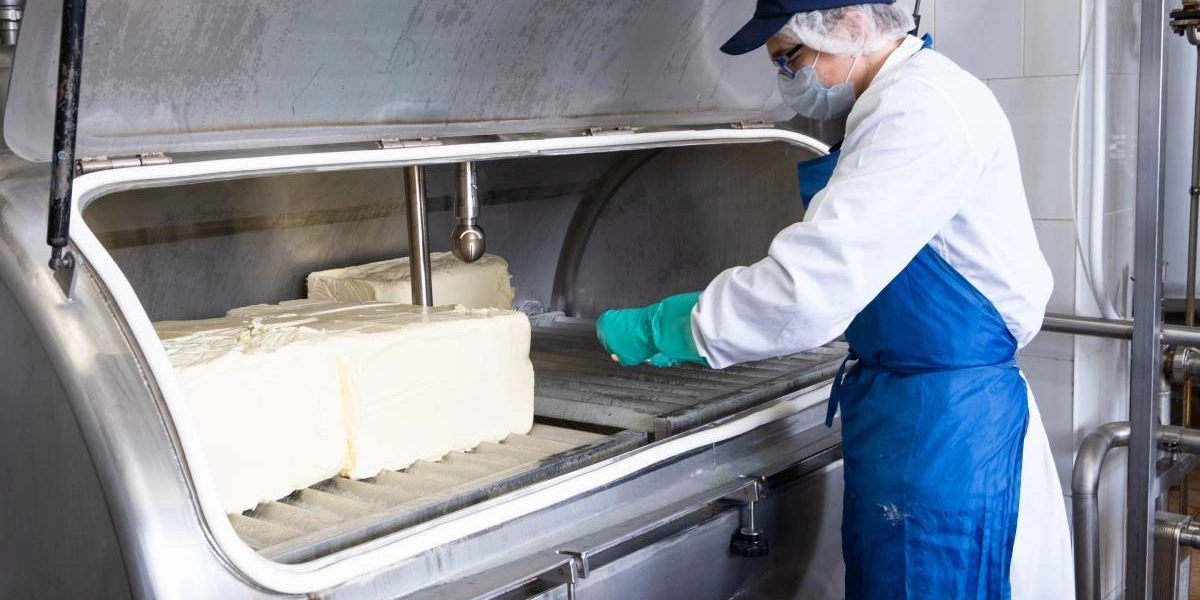 Для ВкусВилла на&nbsp;фабрике производят мороженое меньшей жирности, поэтому в&nbsp;десерт добавляют меньше сливочного масла, чем в&nbsp;классической рецептуре