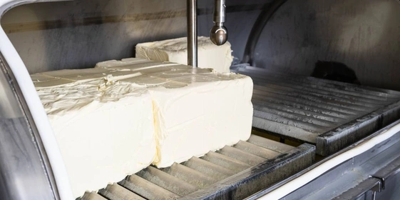 Маслоплавитель выглядит как большой гриль. Он одновременно вмещает 1000 килограммов масла