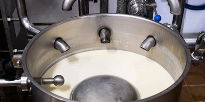 Растопленное масло насосом подаётся в&nbsp;резервуар со смесью