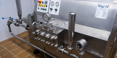 На следующем этапе смесь проходит через гомогенизатор. Под&nbsp;большим давлением дробятся жировые шарики и&nbsp;смесь становится однородной