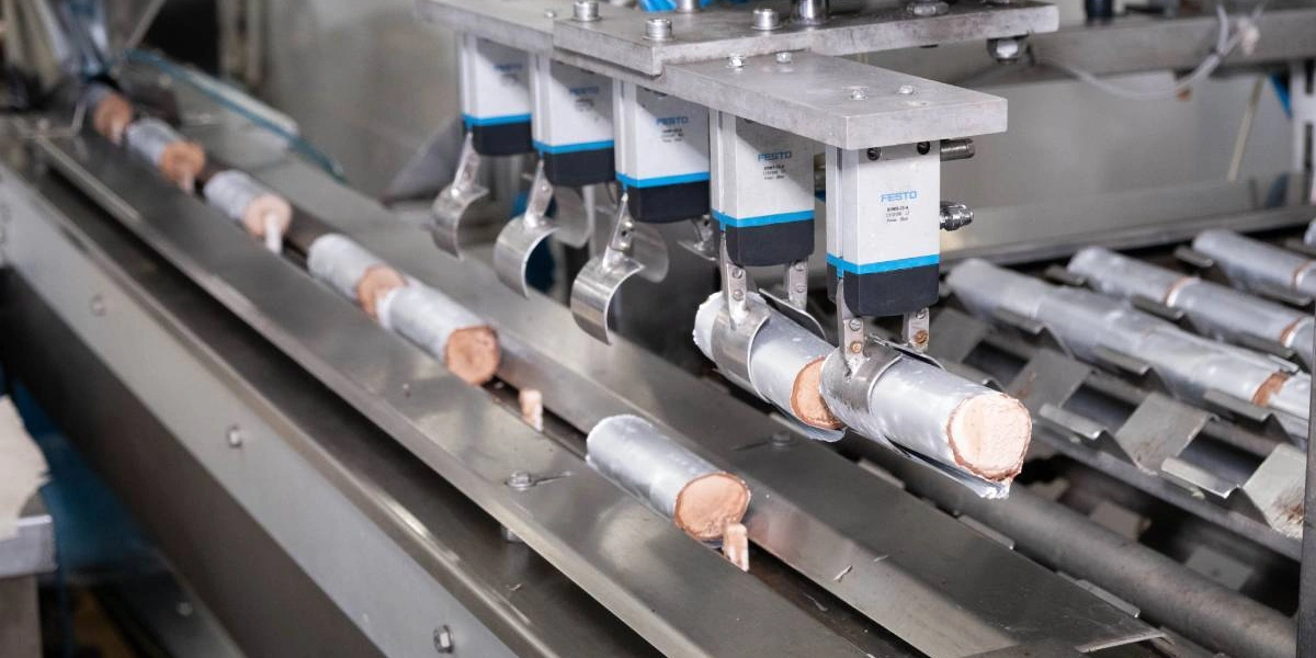 Трубочка заворачивается в&nbsp;фольгу, режется на&nbsp;большие батоны и&nbsp;отправляется в&nbsp;камеру закаливания на&nbsp;25–30 минут. На&nbsp;выходе робот захватывает трубочку, подаёт на&nbsp;резку и&nbsp;разрезает на&nbsp;5 порций. Пломбир во&nbsp;взбитой шоколадно-сливочной глазури выпускается в&nbsp;форме трубочки, палочка не предусмотрена оборудованием. В&nbsp;советские времена такое мороженое было известно как «Лакомка» и&nbsp;производилось в&nbsp;основном в&nbsp;Москве. Бренд «Лакомка» запатентован, использовать его может только один производитель