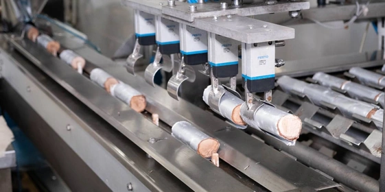 Трубочка заворачивается в&nbsp;фольгу, режется на&nbsp;большие батоны и&nbsp;отправляется в&nbsp;камеру закаливания на&nbsp;25–30 минут. На&nbsp;выходе робот захватывает трубочку, подаёт на&nbsp;резку и&nbsp;разрезает на&nbsp;5 порций. Пломбир во&nbsp;взбитой шоколадно-сливочной глазури выпускается в&nbsp;форме трубочки, палочка не предусмотрена оборудованием. В&nbsp;советские времена такое мороженое было известно как «Лакомка» и&nbsp;производилось в&nbsp;основном в&nbsp;Москве. Бренд «Лакомка» запатентован, использовать его может только один производитель