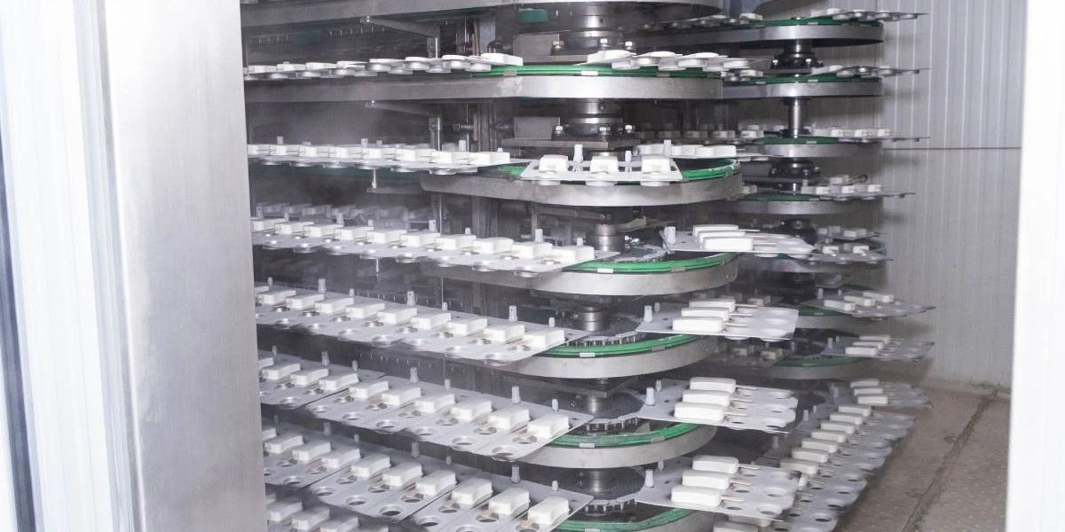 Мороженое поступает в&nbsp;морозильную камеру с&nbsp;температурой -40 градусов. Здесь оно закаляется на&nbsp;протяжении 30–40 минут, постоянно двигаясь по&nbsp;спирали. Десерт выходит из&nbsp;камеры охлаждённым до&nbsp;температуры -22 градуса