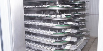 Мороженое поступает в&nbsp;морозильную камеру с&nbsp;температурой -40 градусов. Здесь оно закаляется на&nbsp;протяжении 30–40 минут, постоянно двигаясь по&nbsp;спирали. Десерт выходит из&nbsp;камеры охлаждённым до&nbsp;температуры -22 градуса