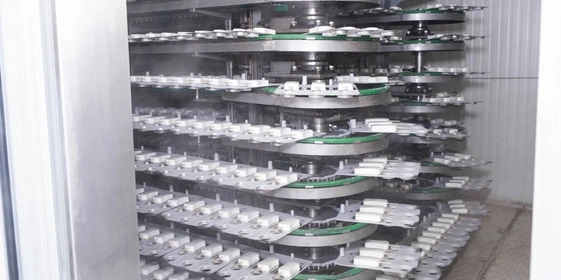 Мороженое поступает в&nbsp;морозильную камеру с&nbsp;температурой -40 градусов. Здесь оно закаляется на&nbsp;протяжении 30–40 минут, постоянно двигаясь по&nbsp;спирали. Десерт выходит из&nbsp;камеры охлаждённым до&nbsp;температуры -22 градуса