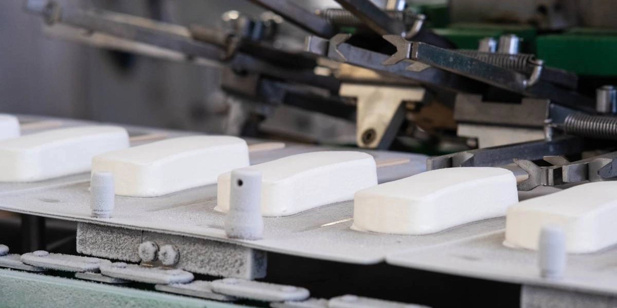 Щипцы автомата захватывают мороженое за&nbsp;палочку и&nbsp;подают на&nbsp;глазирование