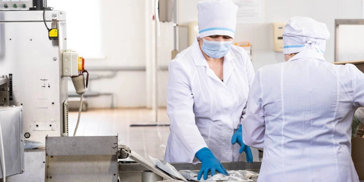 Готовый холодный десерт складывают в&nbsp;коробки, укладывают на&nbsp;специальные поддоны и&nbsp;отправляют на&nbsp;склад хранения готовой продукции