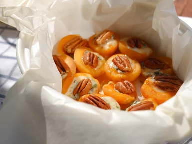 Запечённые абрикосы с голубым сыром и орехами