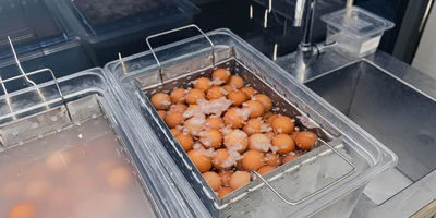 Это цех, где подготавливают продукты: отбраковывают и моют яйца, разбивают и отделяют белок от желтка