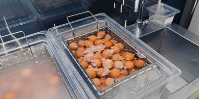 Это цех, где подготавливают продукты: отбраковывают и моют яйца, разбивают и отделяют белок от желтка