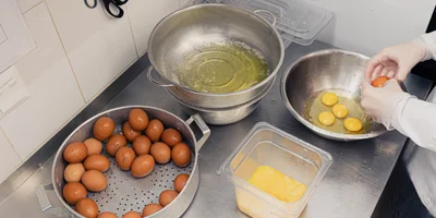 Затем яичную смесь процеживают, чтобы в чизкейк не попала скорлупа