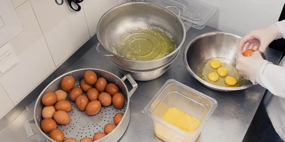 Затем яичную смесь процеживают, чтобы в чизкейк не попала скорлупа