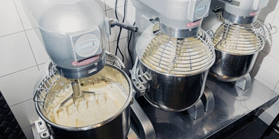 В миксерах размягчают творожный сыр