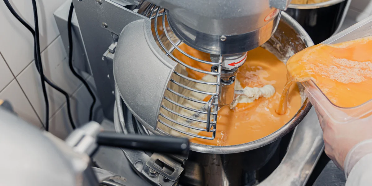 К творожному сыру и сахару добавляют яйца