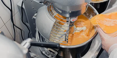 К творожному сыру и сахару добавляют яйца