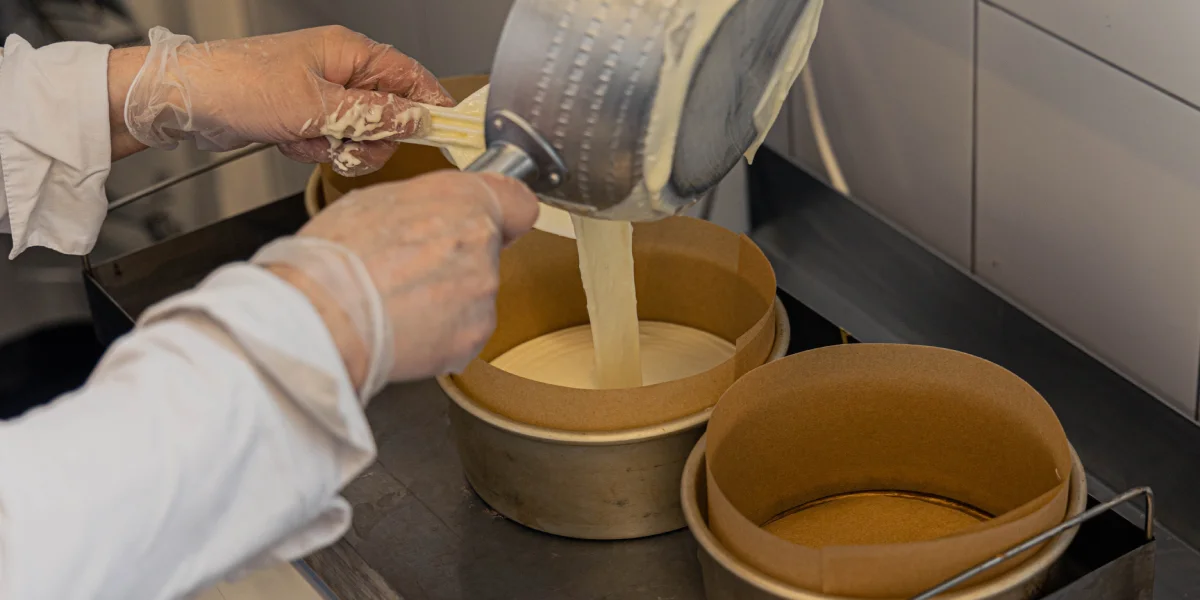 Готовую массу разливают по алюминиевым формам