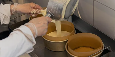 Готовую массу разливают по алюминиевым формам