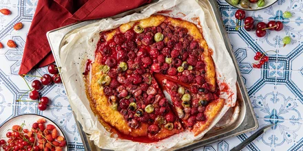 Пироги с дачными ягодами: клубникой, вишней, смородиной и другими