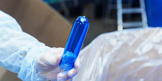 Из маленьких колбочек-преформ под воздействием высоких температур и давления выдувают большие 6-литровые бутылки