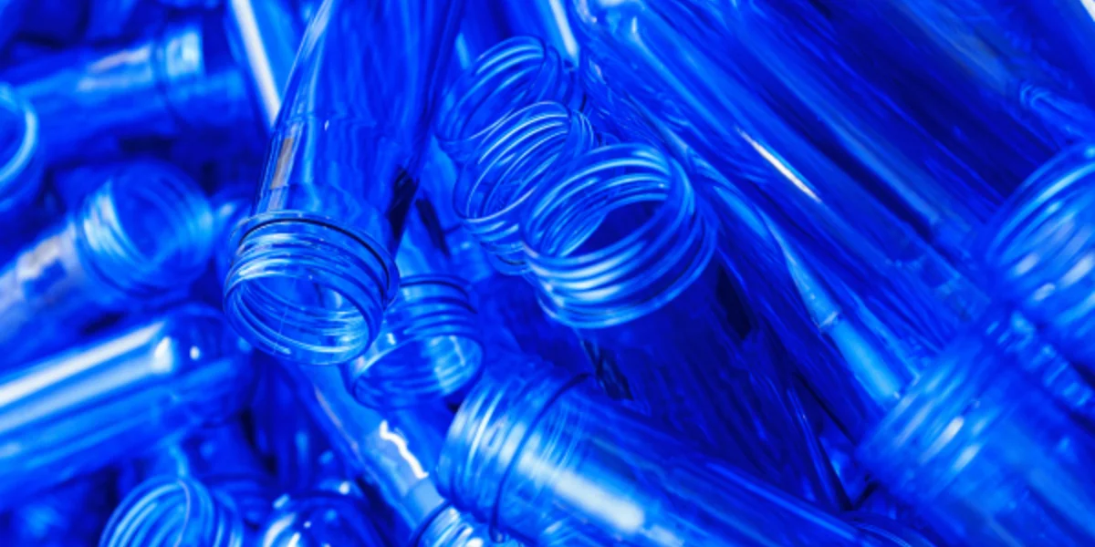 Из маленьких колбочек-преформ под воздействием высоких температур и давления выдувают большие 6-литровые бутылки