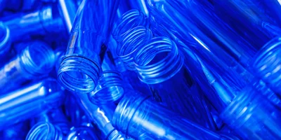 Из маленьких колбочек-преформ под воздействием высоких температур и давления выдувают большие 6-литровые бутылки