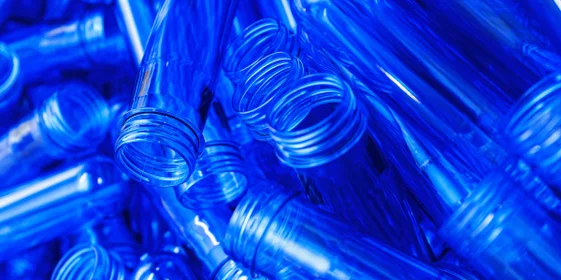 Из маленьких колбочек-преформ под воздействием высоких температур и давления выдувают большие 6-литровые бутылки