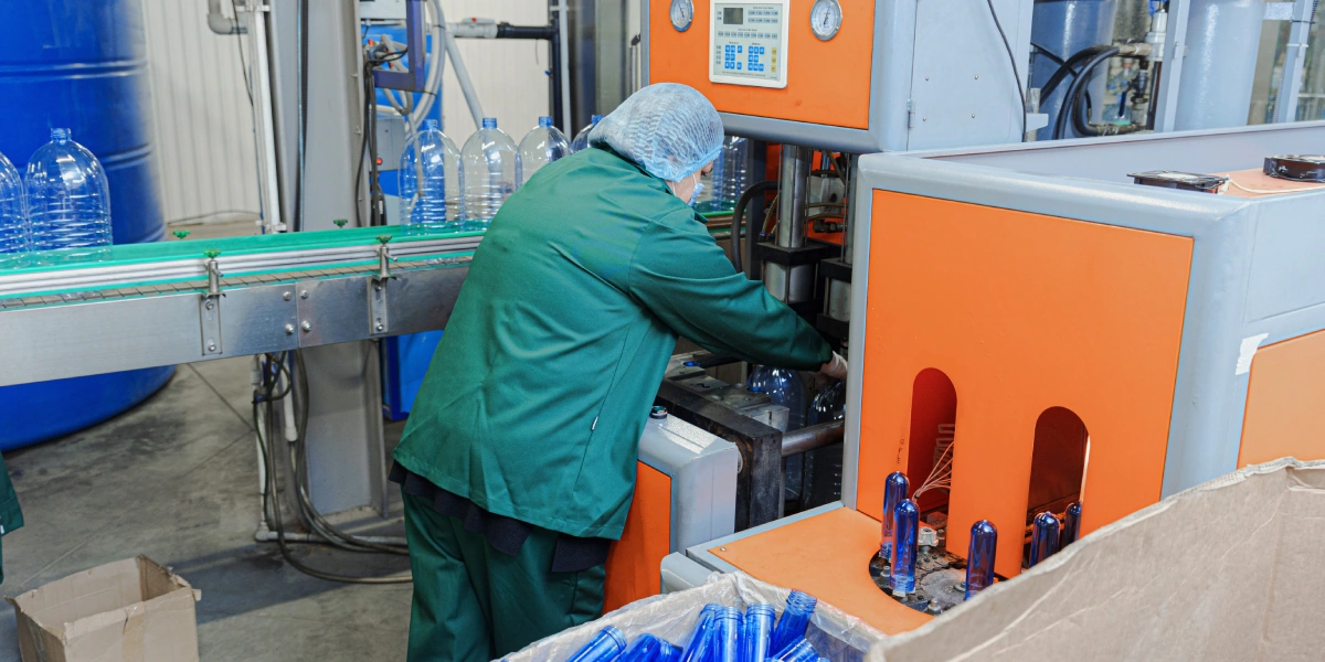 Из маленьких колбочек-преформ под воздействием высоких температур и давления выдувают большие 6-литровые бутылки