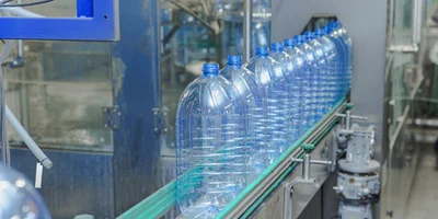 По конвейеру бутылки поступают на мойку, розлив и укупорку колпачком