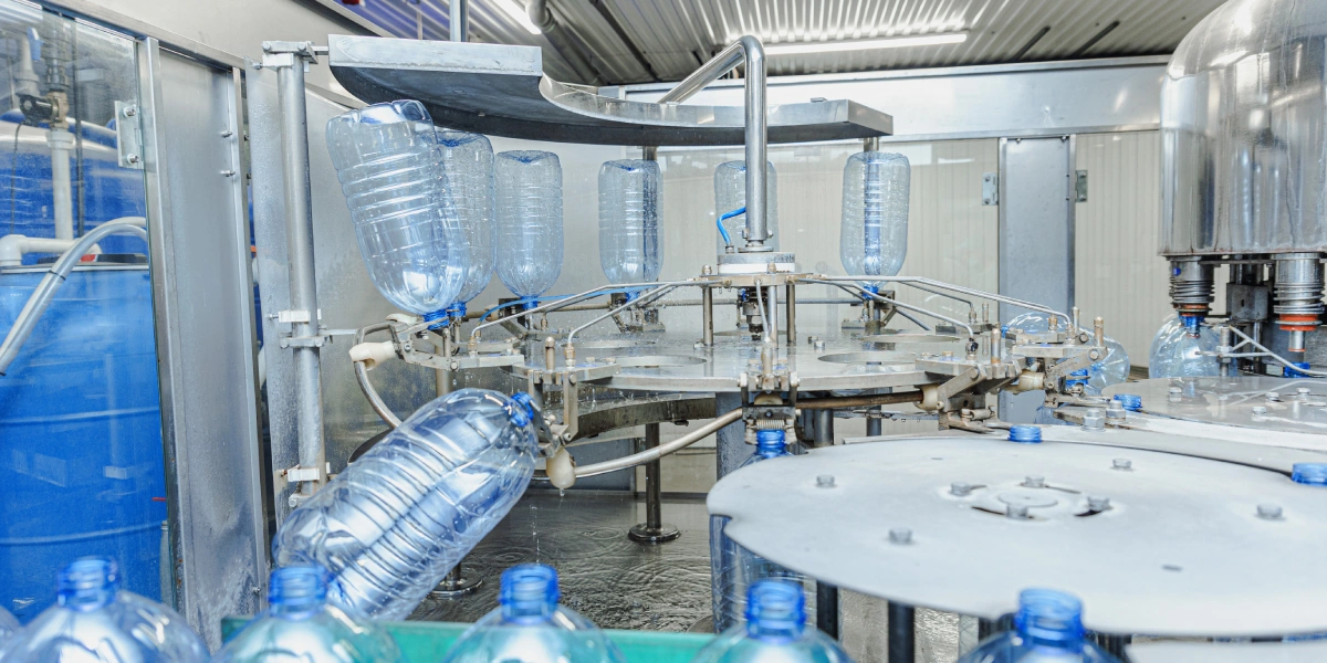 По конвейеру бутылки поступают на мойку, розлив и укупорку колпачком