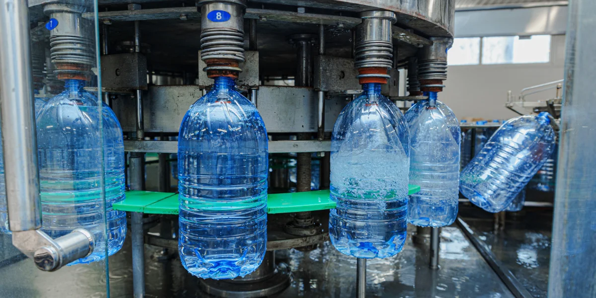 По конвейеру бутылки поступают на мойку, розлив и укупорку колпачком