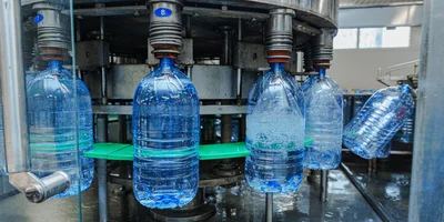 По конвейеру бутылки поступают на мойку, розлив и укупорку колпачком