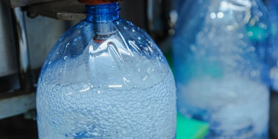 По конвейеру бутылки поступают на мойку, розлив и укупорку колпачком