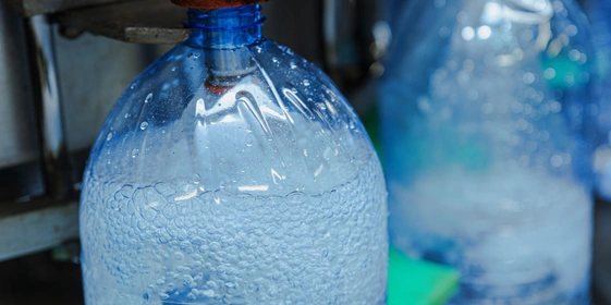 По конвейеру бутылки поступают на мойку, розлив и укупорку колпачком