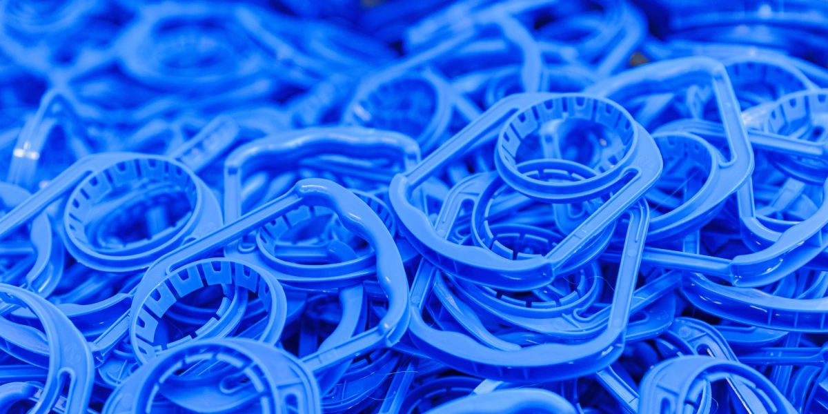 Наполненная водой бутылка поступает по транспортёру на этикетировку