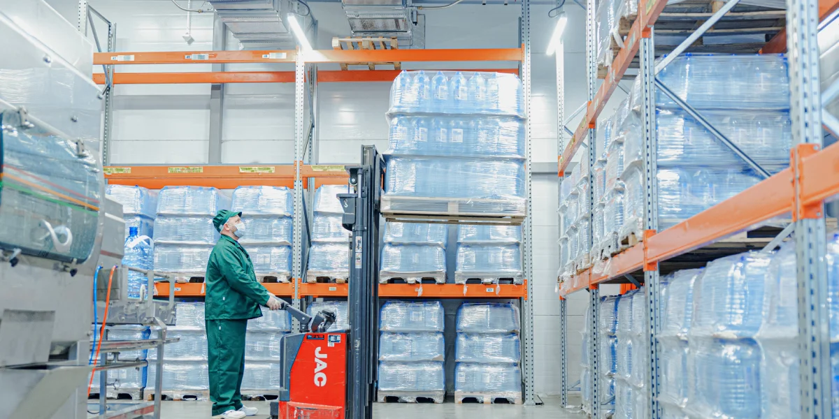 Готовую упаковку воды укладывают на палеты, а их обматывают стрейч-плёнкой. Так как на производстве используют систему озонирования воды, ей нужно минимум 12 часов, чтобы отстояться, перед тем как отправиться на полки магазинов