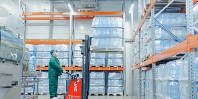 Готовую упаковку воды укладывают на палеты, а их обматывают стрейч-плёнкой. Так как на производстве используют систему озонирования воды, ей нужно минимум 12 часов, чтобы отстояться, перед тем как отправиться на полки магазинов