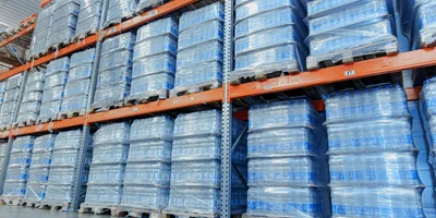 Готовую упаковку воды укладывают на палеты, а их обматывают стрейч-плёнкой. Так как на производстве используют систему озонирования воды, ей нужно минимум 12 часов, чтобы отстояться, перед тем как отправиться на полки магазинов