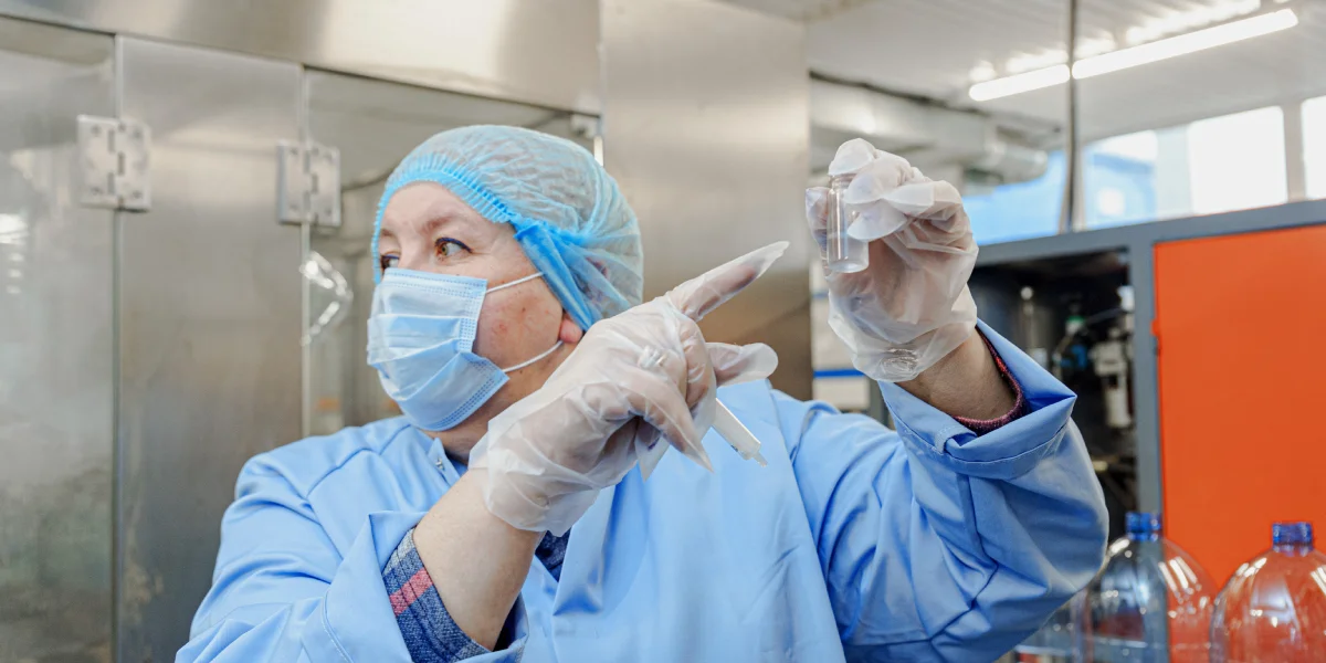 На производстве работает сертифицированная лаборатория — её сотрудники отслеживают состояние воды по различным показателям, берут анализы и проверяют на соответствие стандартам