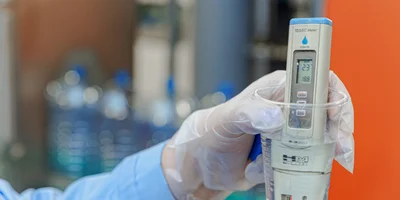 На производстве работает сертифицированная лаборатория — её сотрудники отслеживают состояние воды по различным показателям, берут анализы и проверяют на соответствие стандартам