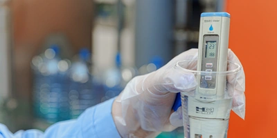 На производстве работает сертифицированная лаборатория — её сотрудники отслеживают состояние воды по различным показателям, берут анализы и проверяют на соответствие стандартам