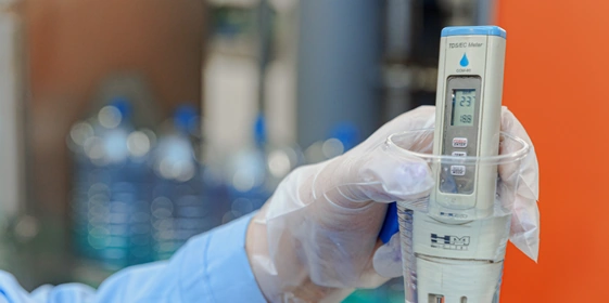 На производстве работает сертифицированная лаборатория — её сотрудники отслеживают состояние воды по различным показателям, берут анализы и проверяют на соответствие стандартам