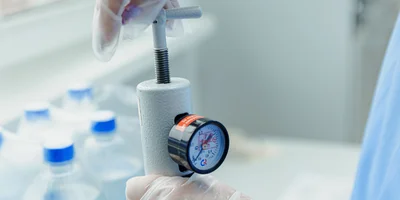 На производстве работает сертифицированная лаборатория — её сотрудники отслеживают состояние воды по различным показателям, берут анализы и проверяют на соответствие стандартам