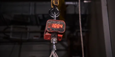 Картофель взвешивают на весах, которые выдерживают больше двух тонн