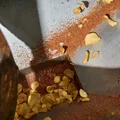 На одну пачку чипсов приходится 1 грамм соли, а специй на несколько граммов больше