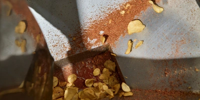 На одну пачку чипсов приходится 1 грамм соли, а специй на&nbsp;несколько граммов больше