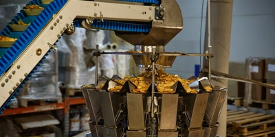 Сразу после&nbsp;жарки и&nbsp;сортировки чипсы по&nbsp;транспортёру попадают в&nbsp;соседний цех, где их смешивают со специями и&nbsp;упаковывают