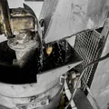 По транспортёру клубни поступают в автоматическую мойку. Их моют в два этапа, очищая сначала от грязи, а затем вымывая уже из нарезанного на слайсы картофеля крахмал