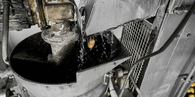 По транспортёру клубни поступают в&nbsp;автоматическую мойку. Их моют в&nbsp;два этапа, очищая сначала от&nbsp;грязи, а затем вымывая уже из&nbsp;нарезанного на&nbsp;слайсы картофеля крахмал