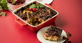 Шарлотка с бородинским хлебом и вишней